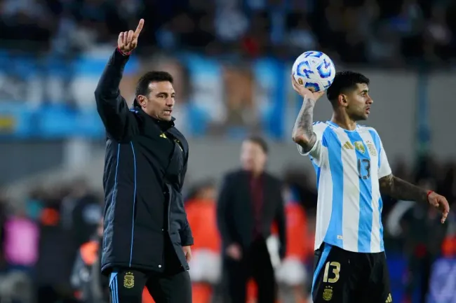 Scaloni a dar indicações para a sua equipa. Foto: Marcelo Endelli/Getty Images.