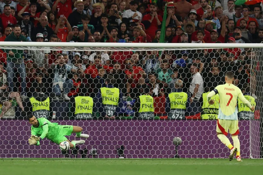 O momento em que Diogo Costa defende a grande penalidade. Foto: Alexander Hassenstein/Getty Images.
