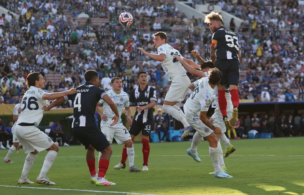 O momento em que Ramos salta mais alto e coloca a bola no fundo das redes. Foto: Stu Forster/Getty Images.
