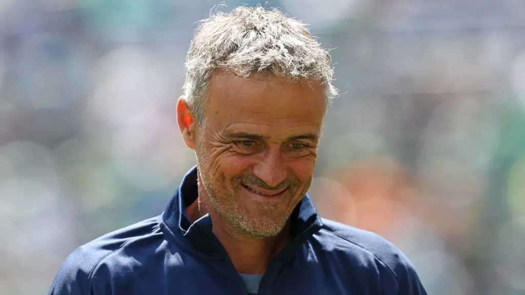 Luis Enrique sorridente após a vitória do PSG sobre o Seattle Sounders. Foto: Buda Mendes/Getty Images