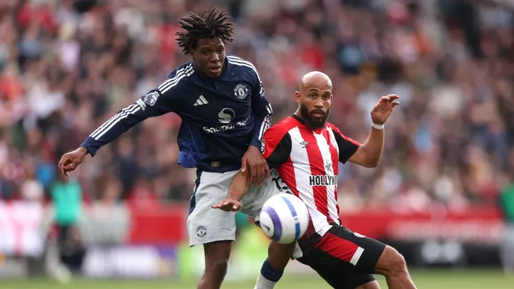 Bryan Mbeumo (à direita) em ação frente ao Manchester United. Foto: Alex Pantling/Getty Images