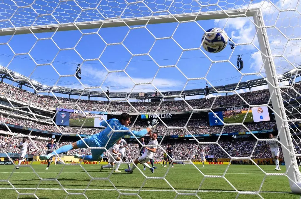Courtois teve que ir buscar a bola à sua baliza por quatro vezes. Foto: David Ramos/Getty Images.
