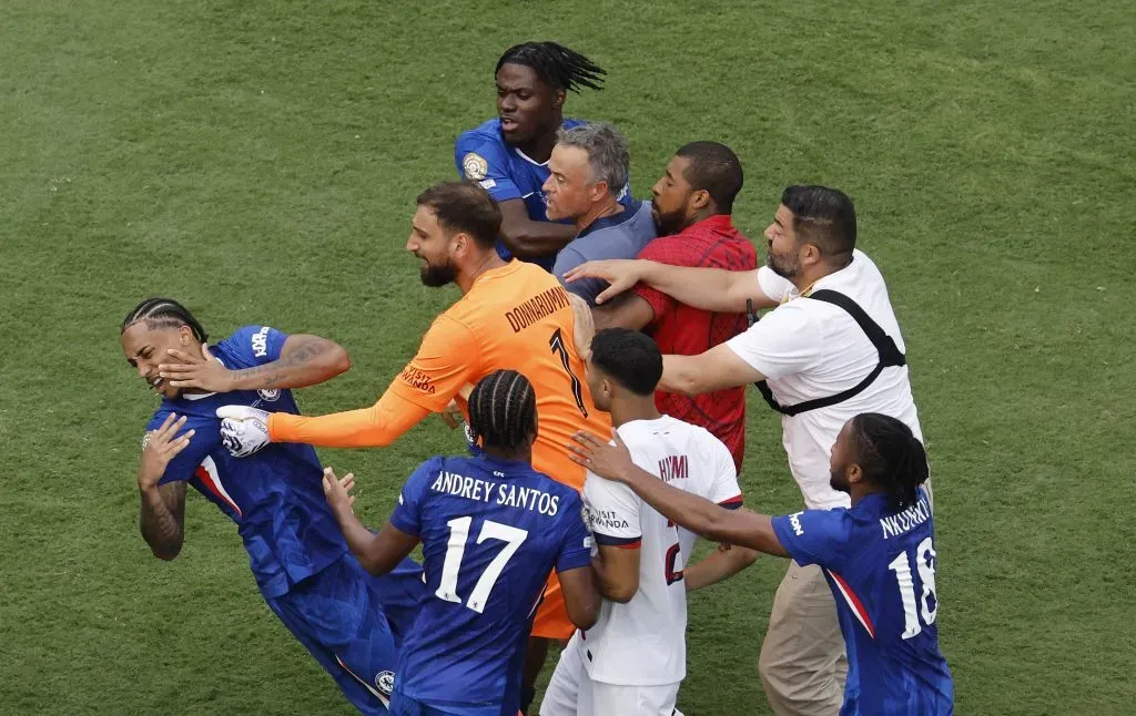 O momento em que João Pedro é agredido por Luis Enrique. Foto: Michael Reaves/Getty Images.