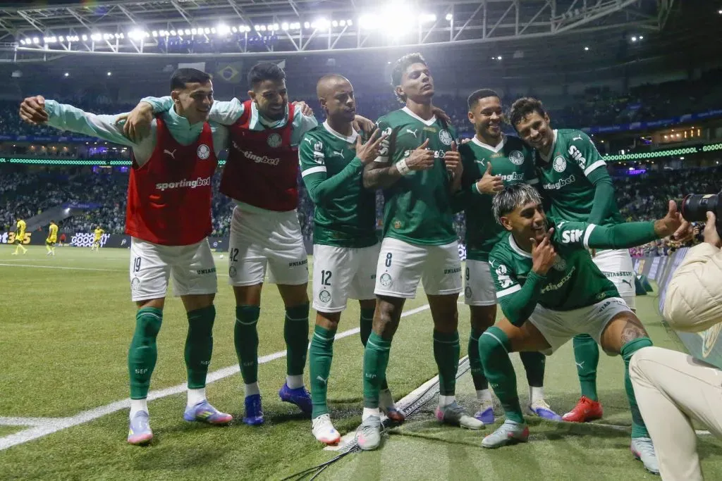 Facundo Torres a celebrar com os colegas o golo que marcou durante o Palmeiras x Mirassol. Foto: Miguel Schincariol/Getty Images.
