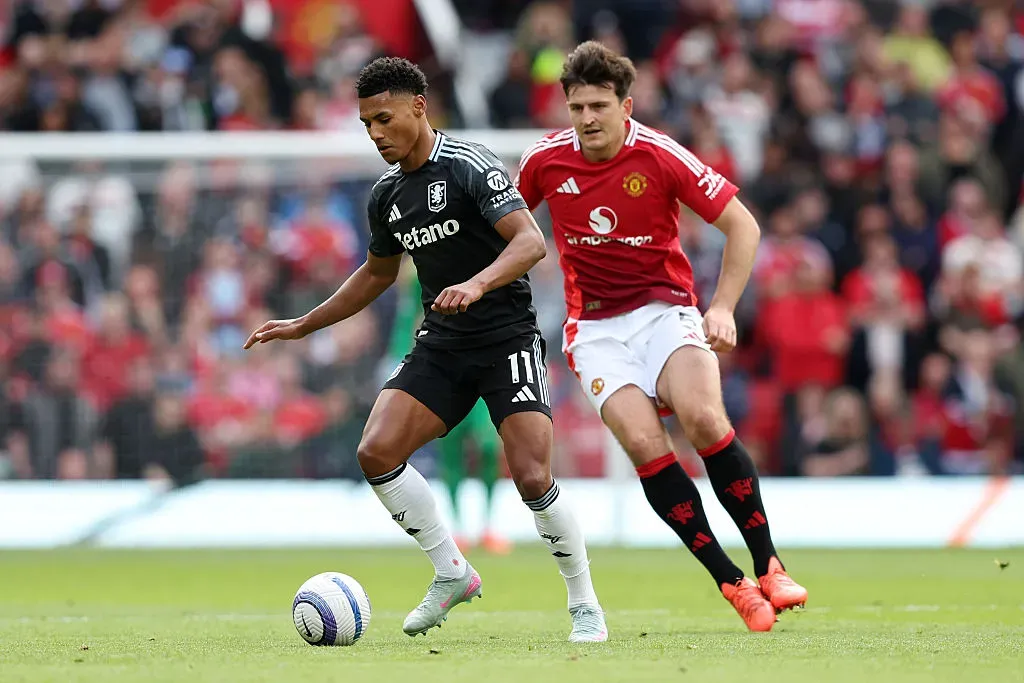 Ollie Watkins contra o Manchester United na última Premier League. Foto: Getty Images