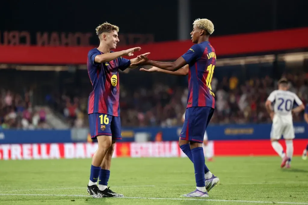 Fermín López com Lamine Yamal no Barcelona x Como. Foto: Getty Images