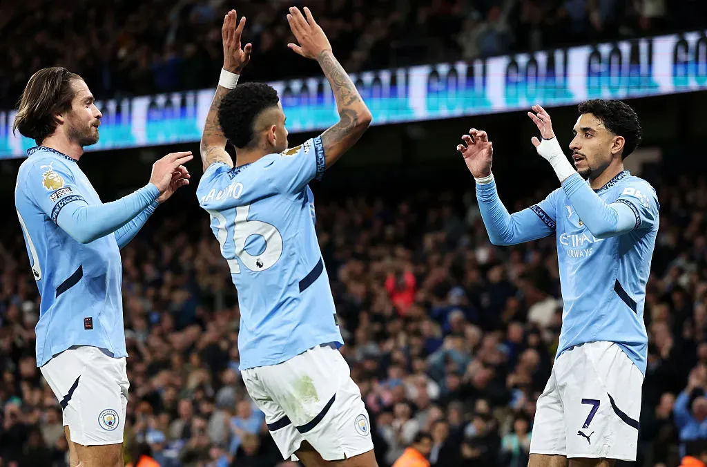 Grealish e Savinho à esquerda: possíveis saídas do Manchester City no verão. Foto: Getty Images