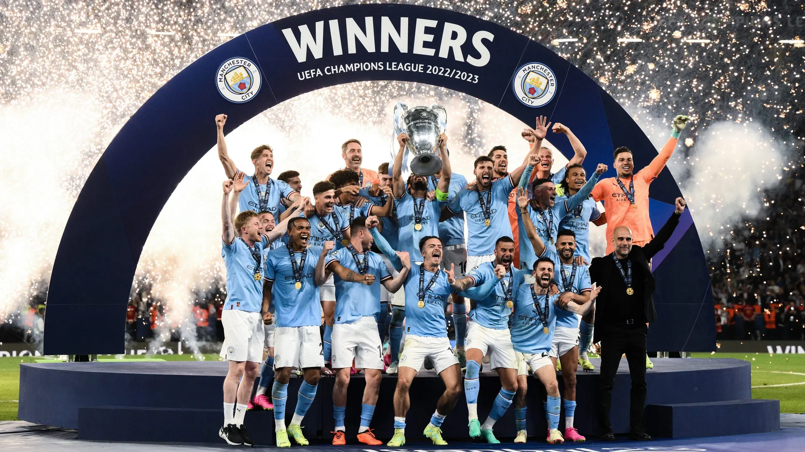 De um clube reduzido ao segundo escalão inglês em 26 temporadas a campeões da Europa, eis um dos muitos ‘milagres’ que o dinheiro consegue operar. Foto: David Ramos/Getty Images