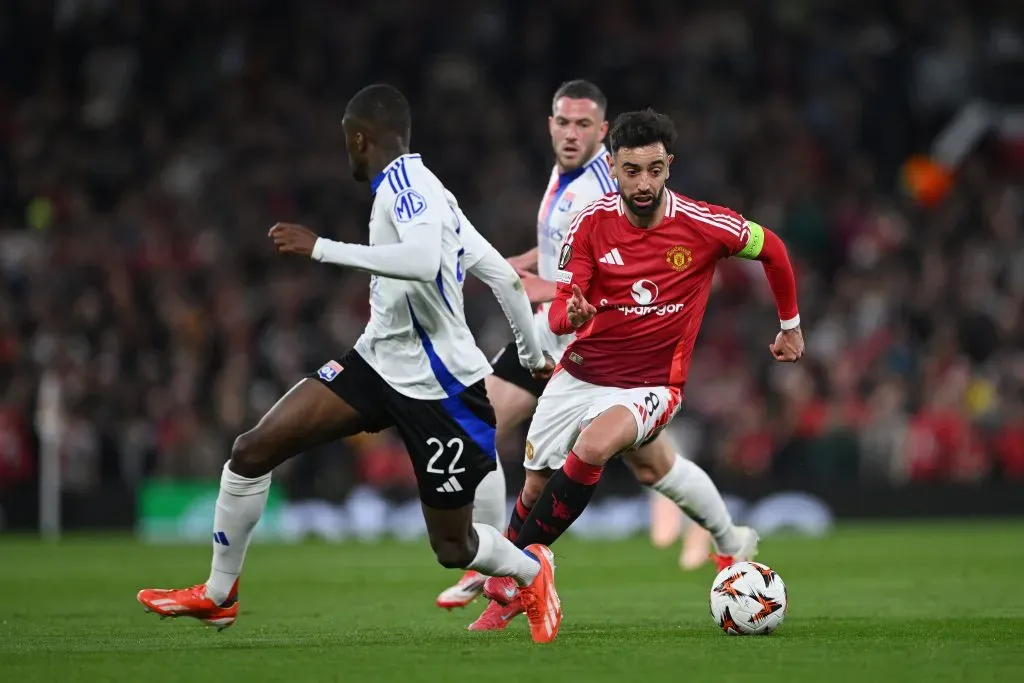 Clinton Mata a enfrentar o português Bruno Fernandes. Foto: Shaun Botterill/Getty Images.