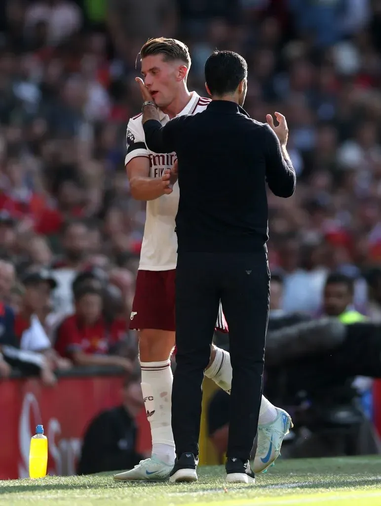 Gyokeres e Arteta a cumprimentarem-se. Foto: Stu Forster/Getty Images.