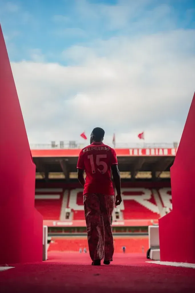 Kalimuendo ficará com o número 15. Foto: Nottingham Forest FC.