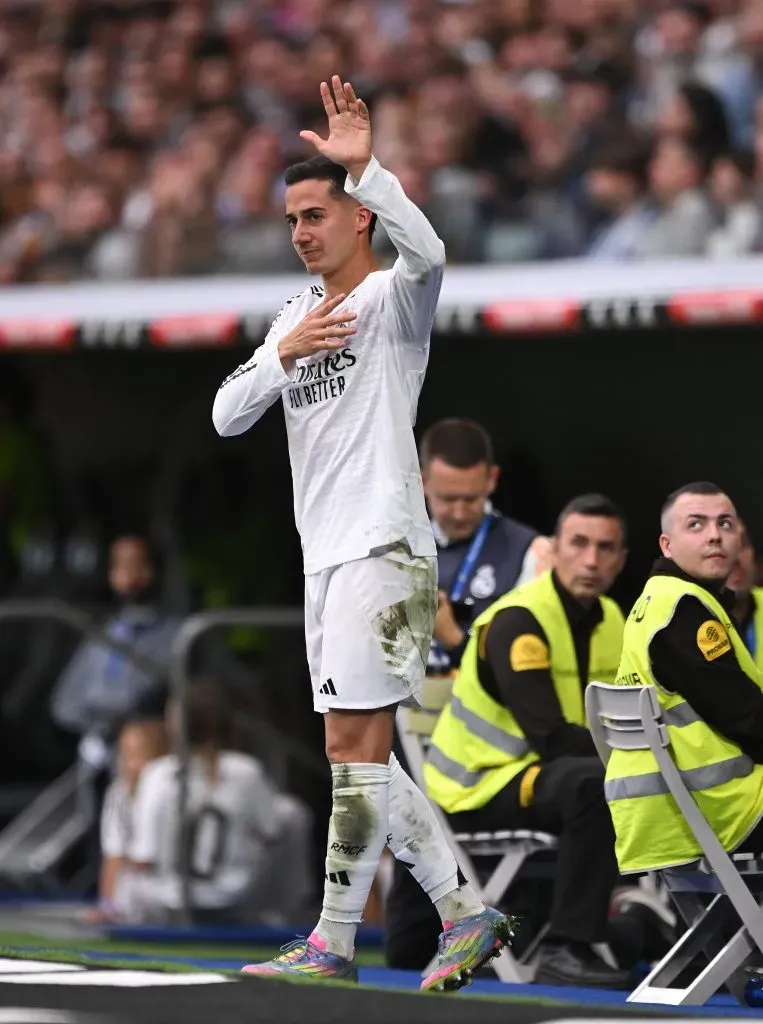 Lucas Vázquez a despedir-se dos adeptos do Real Madrid em pleno Bernabéu. Foto: Denis Doyle/Getty Images.