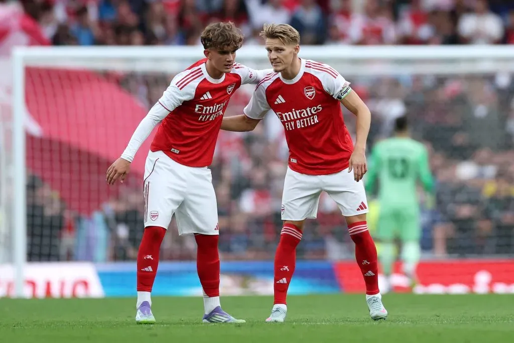 Max Dowman com Martin Odegaard no Arsenal. Foto: Getty Images