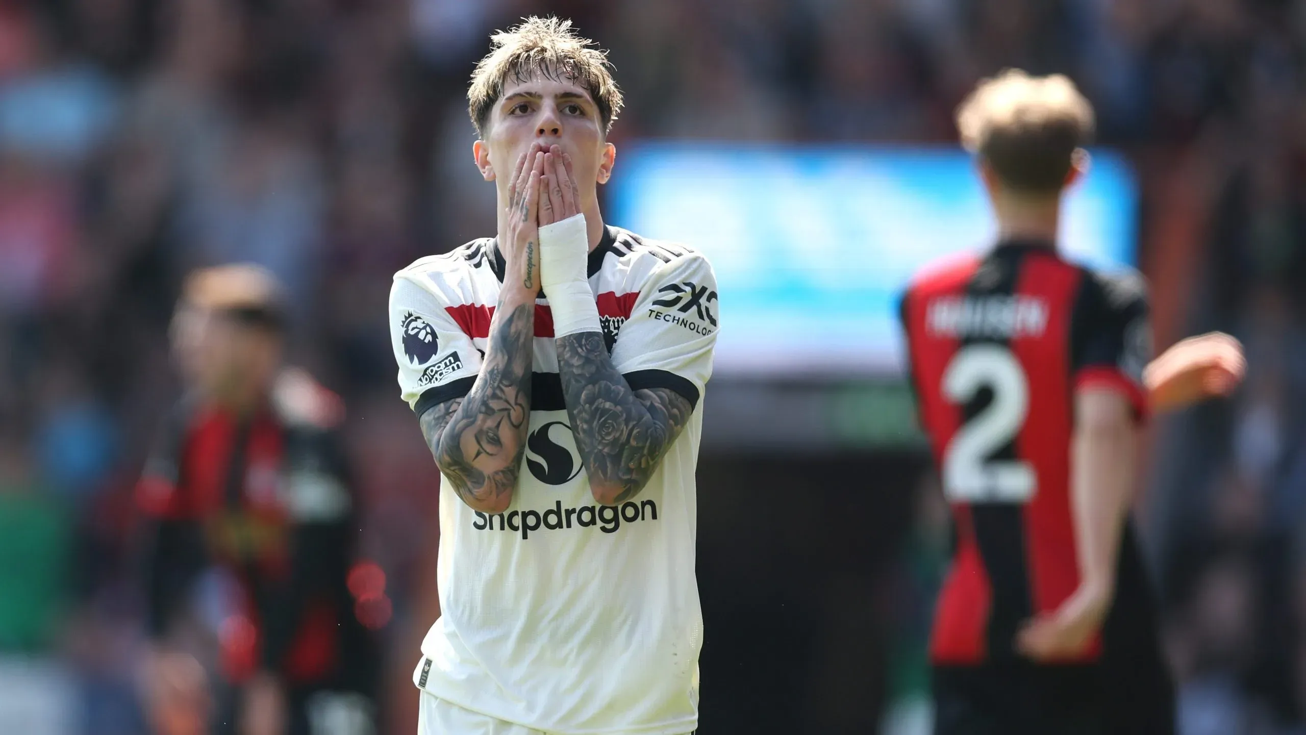 De desilusão em desilusão, recorde negativo em recorde negativo, imagens como esta, que ilustra a incredulidade e desânimo de Garnacho, passaram a ser habituais no Manchester United.Foto: Ryan Pierse/Getty Images