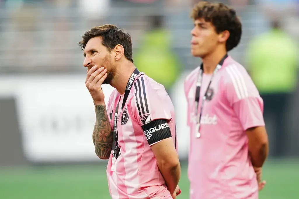 A desilusão de Messi já com a medalha de prata, após a final entre Seattle e Inter. Foto: Rich Lam/Getty Images.