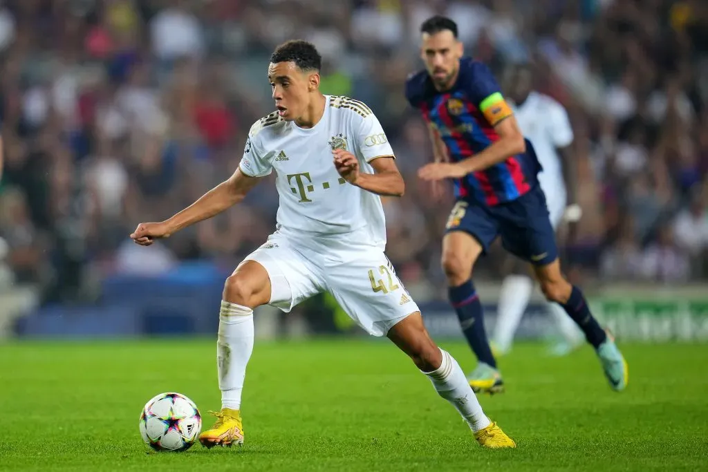 Jamal Musiala em ação contra o Barcelona (Photo by Aitor Alcalde/Getty Images)