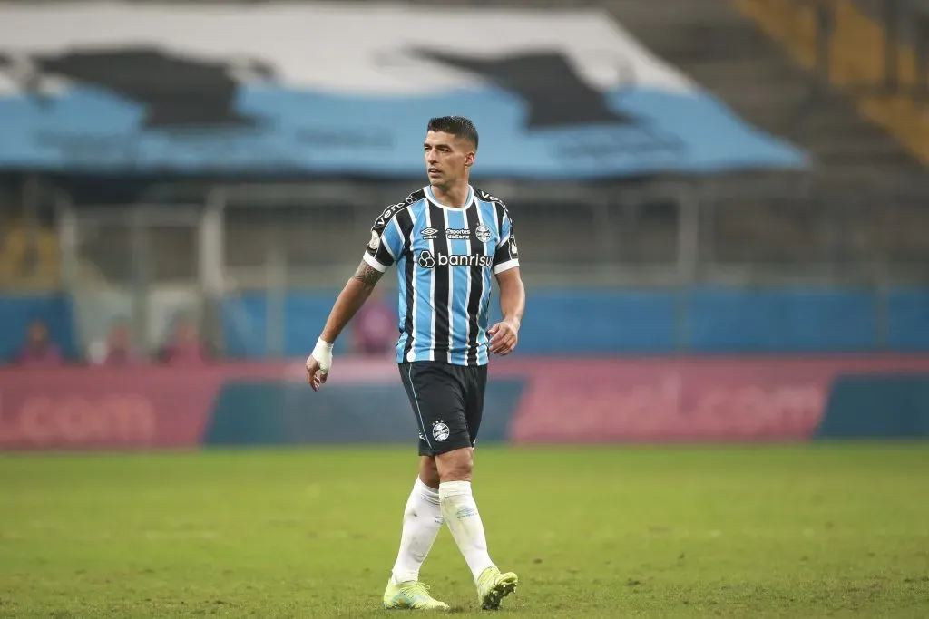 PORTO ALEGRE, BRASIL – 21 DE MAIO: Luis Suárez, do Grêmio, durante a partida entre Grêmio e Internacional, na Arena do Grêmio, em 21 de maio de 2023, em Porto Alegre. (Foto: Fernando Alves/Getty Images)