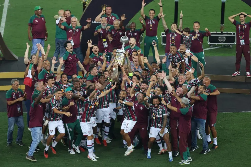 RIO DE JANEIRO, BRASIL – NOVEMBRO 04: Nino do Fluminense e companheiros levantam o troféu após vencer a partida final da Copa Conmebol Libertadores 2023 entre Fluminense e Boca Juniors no Maracanã no dia 04 de novembro de 2023, no Rio de Janeiro, Brasil. (Foto: Lucas Figueiredo/Getty Images)