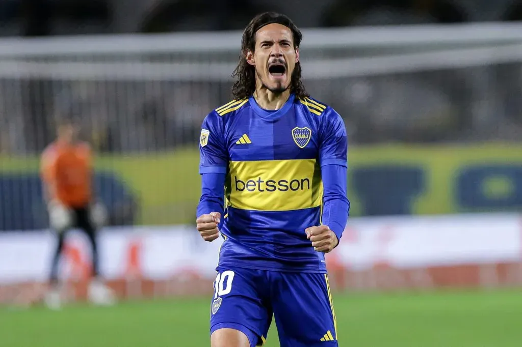 Cavani ao marcar diante da Platense (Foto: Daniel Jayo/Getty Images)