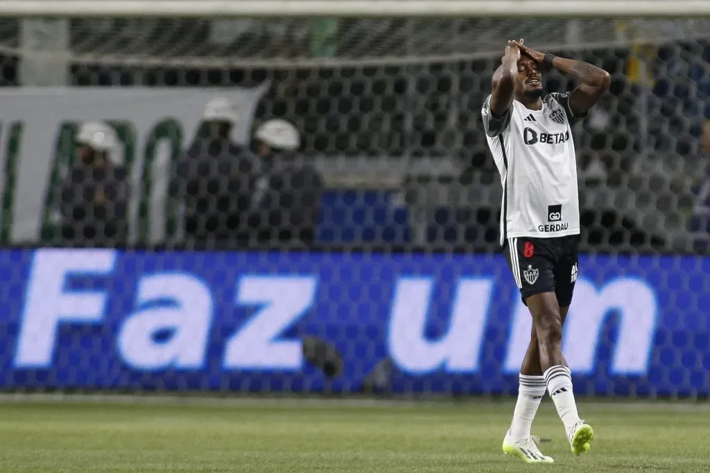 Edenilson pelo Atlético atuando contra o Palmeiras na Libertadores. (Photo by Miguel Schincariol/Getty Images)