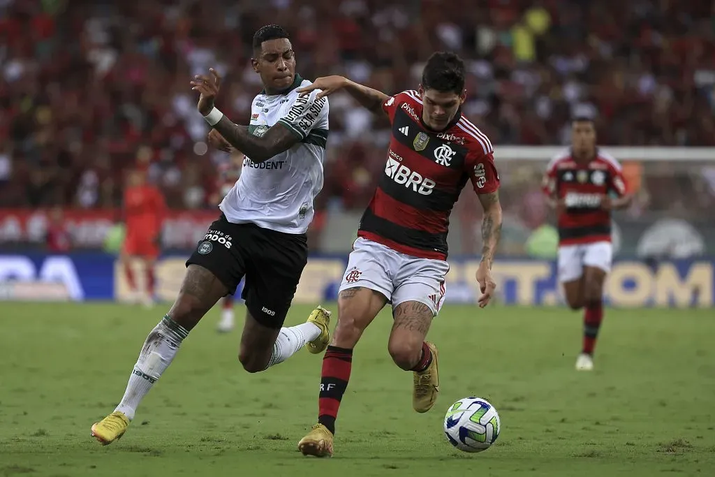 Alef Manga marcando Ayrton Lucas, do Flamengo, em partida no Maracanã. (Photo by Buda Mendes/Getty Images)