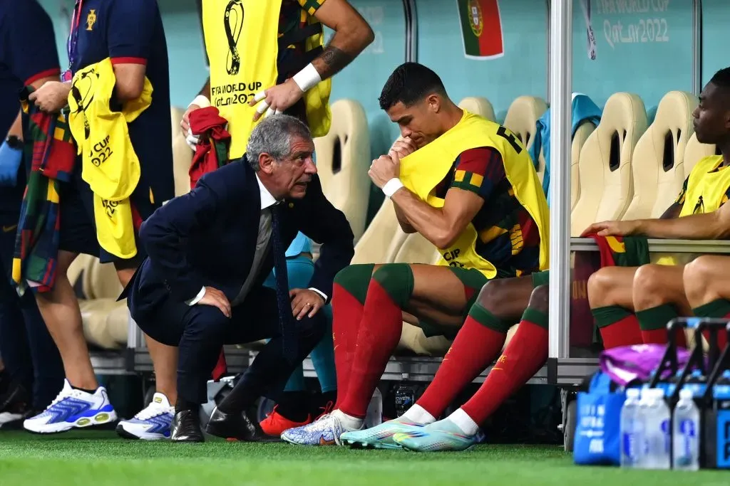 CIDADE DE LUSAIL, QATAR – DEZEMBRO 06: Fernando Santos, treinador de Portugal, fala com Cristiano Ronaldo antes de uma substituição durante o jogo dos oitavos de final do Campeonato do Mundo FIFA Qatar 2022 entre Portugal e Suíça no Estádio Lusail em 16 de dezembro de 06 na cidade de Lusail, Qatar. (Foto: Justin Setterfield/Getty Images)