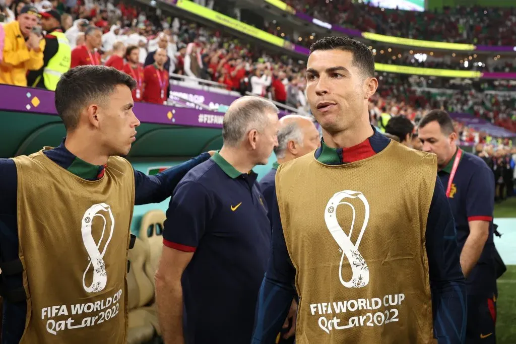 DOHA, Catar – 10 DE DEZEMBRO: Cristiano Ronaldo, de Portugal, faz fila para o hino nacional em frente ao banco antes da partida das quartas de final da Copa do Mundo FIFA Qatar 2022 entre Marrocos e Portugal, no Estádio Al Thumama, em 10 de dezembro de 2022, em Doha, no Catar. (Foto: Francois Nel/Getty Images)