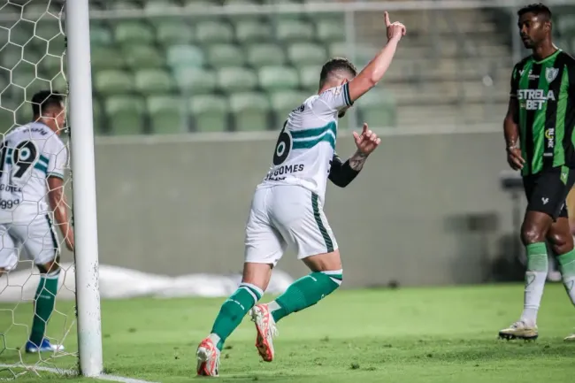 Bruno Gomes abriu o caminho para a vitória longe de casa (Foto: Divulgação/Site Oficial do Coritiba)