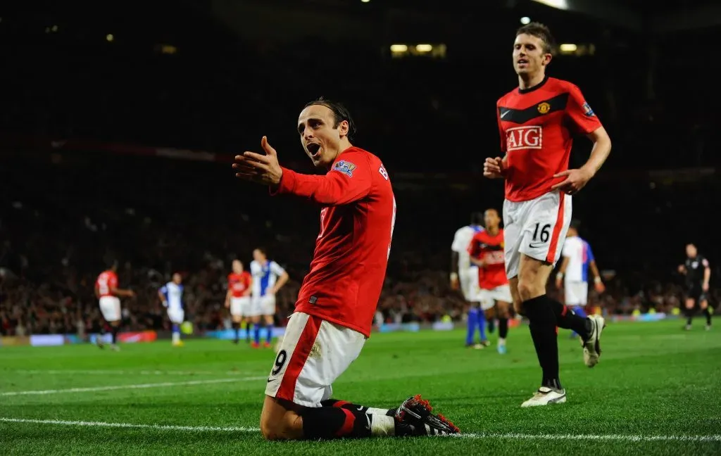 MANCHESTER, INGLATERRA – OUTUBRO 31: Dimitar Berbatov do Manchester United comemora marcando o primeiro gol durante o Barclays Premier League jogo entre Manchester United e Blackburn Rovers em Old Trafford em 31 de outubro de 2009 em Manchester, Inglaterra. (Foto: Michael Regan/Manchester United)