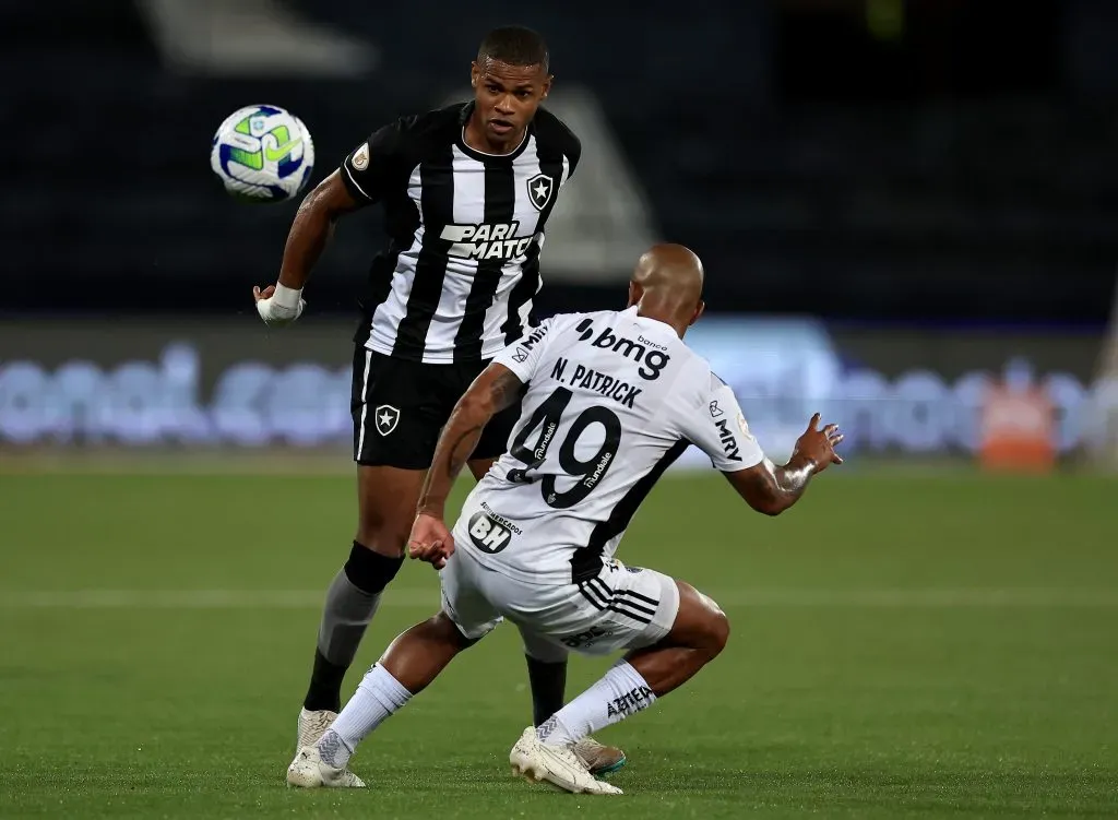 Patrick, pelo Atlético, marcando Júnior Santos, do Botafogo. (Photo by Buda Mendes/Getty Images)