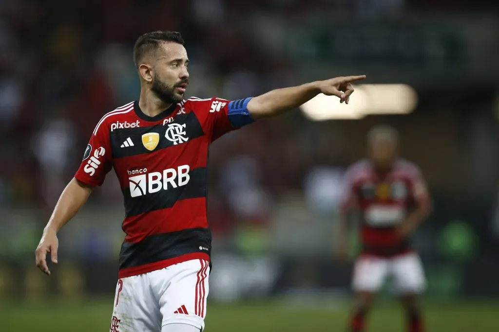 Éverton Ribeiro orientando a equipe diante do Racing (Foto: Wagner Meier/Getty Images)