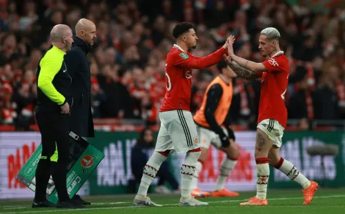 LONDRES, Inglaterra – 26 de fevereiro: Antony, do Manchester United, é substituído por Jadon Sancho durante a partida da final da Carabao Cup entre Manchester United e Newcastle United, no Estádio de Wembley, em 26 de fevereiro de 2023, em Londres, Inglaterra. (Foto: Eddie Keogh/Getty Images)