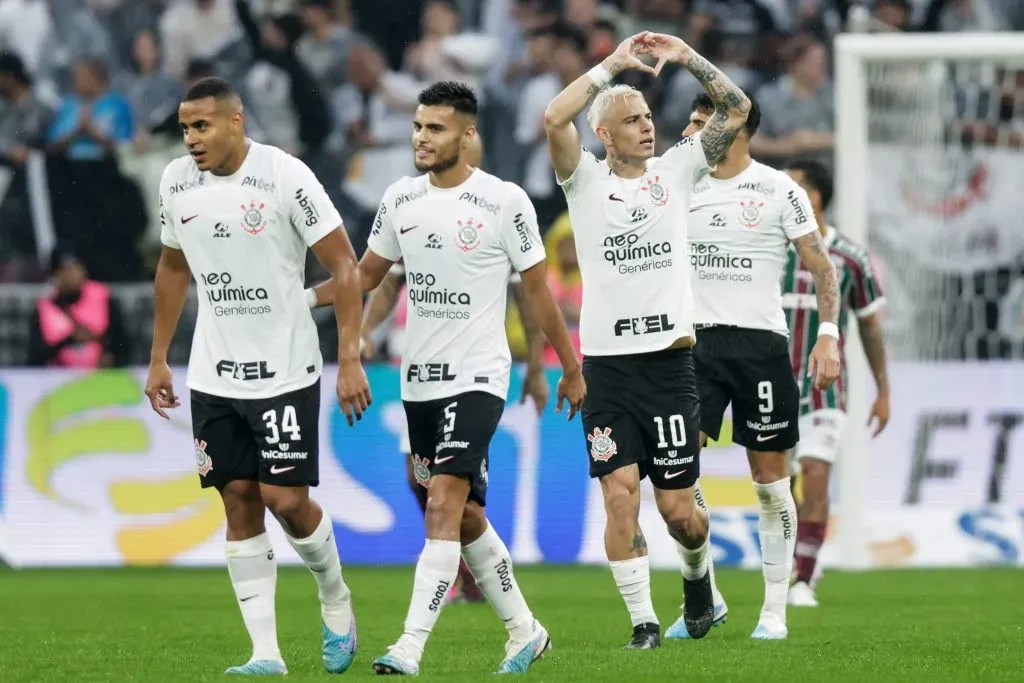 SÃO PAULO, SP (FOLHAPRESS) – 28 DE MAIO: Roger Guedes, do Corinthians, comemora com os companheiros após marcar o primeiro gol da equipe durante a partida entre Corinthians e Fluminense no Seires A 2023, na Arena Corinthians, em 28 de maio de 2023, em São Paulo. (Foto: Alexandre Schneider/Getty Images)