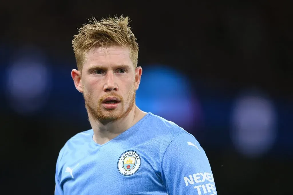 MANCHESTER, INGLATERRA – ABRIL 05: Kevin De Bruyne, do Manchester City, assiste durante o jogo da primeira mão dos quartos de final da UEFA Champions League entre Manchester City e Atlético de Madrid no City of Manchester Stadium em 05 de abril de 2022 em Manchester, Inglaterra. (Foto: Michael Regan/Getty Images)