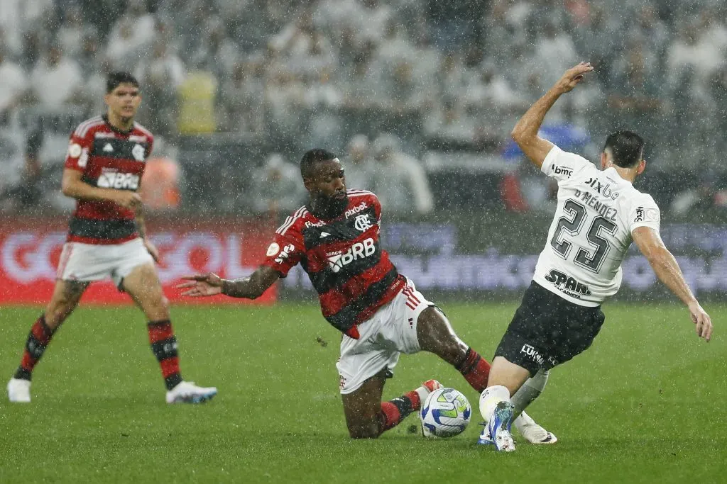 Mendez vs Flamengo. (Photo by Ricardo Moreira/Getty Images)