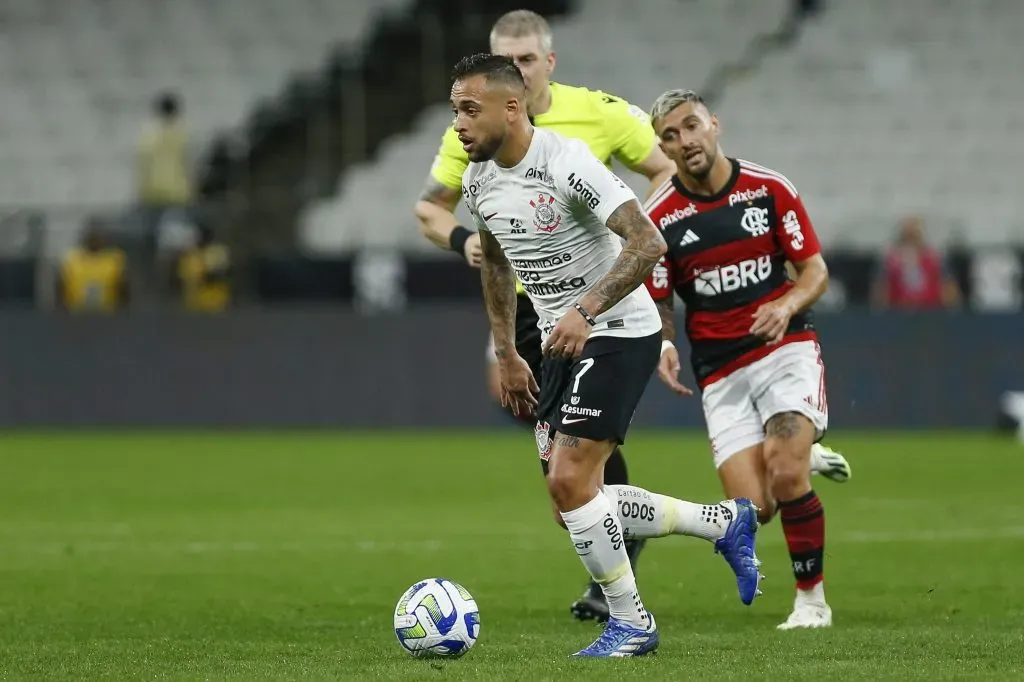 Maycon em ação contra o Flamengo. (Photo by Ricardo Moreira/Getty Images)