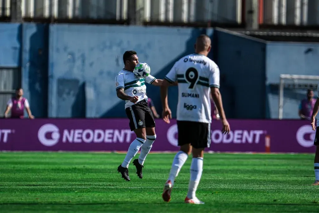Robson: atacante marcou o gol da vitória (Foto: Gabriel Thá/Coritiba/Divulgação)