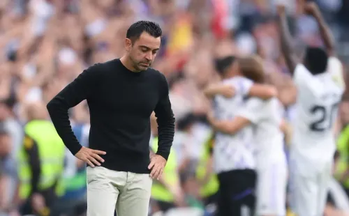 MADRI, Espanha – 16 DE OUTUBRO: O técnico Xavi Hernández, do FC Barcelona, parece desanimado durante a partida de LaLiga Santander entre Real Madrid CF e FC Barcelona, no Estádio Santiago Bernabéu, em 16 de outubro de 2022, em Madri, na Espanha. (Foto: David Ramos/Getty Images)