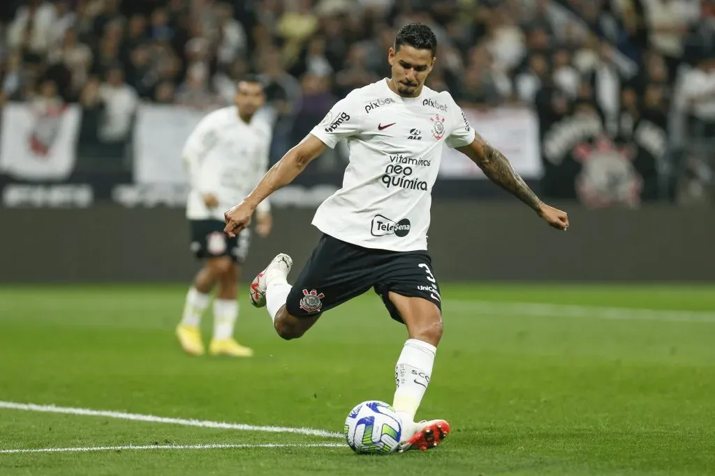 Lucas Veríssimo em partida contra o Athletico Paranaense. (Photo by Ricardo Moreira/Getty Images)