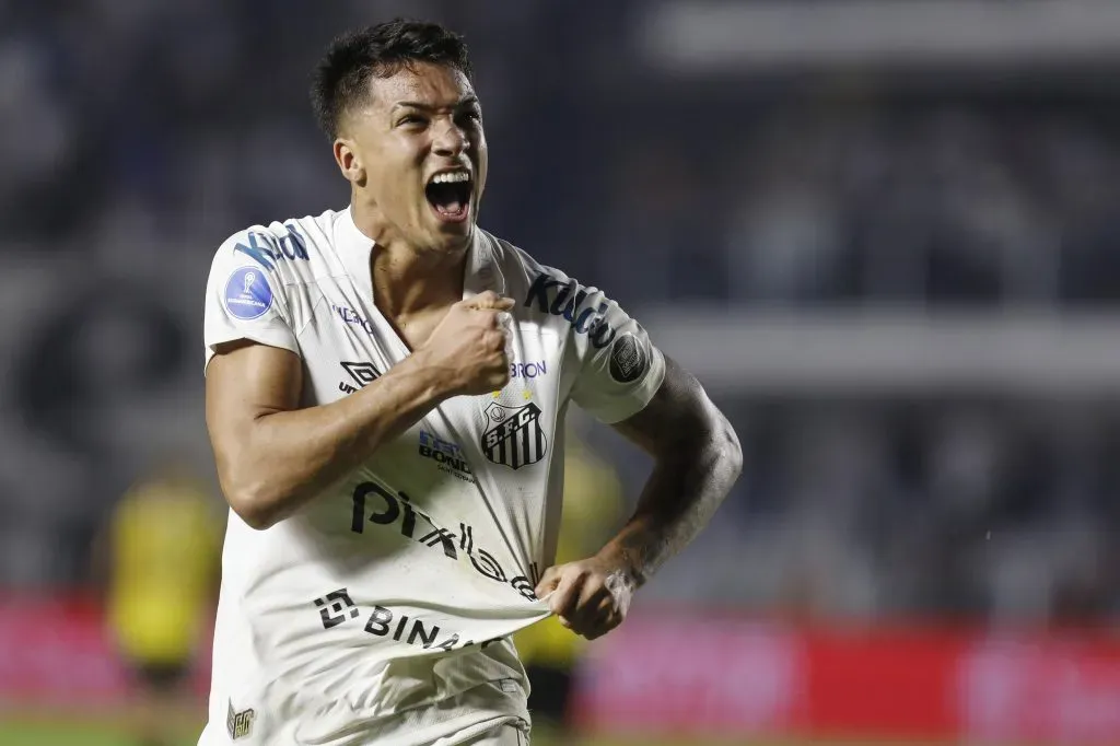 Marcos Leonardo comemorando gol pelo Santos. (Photo by Ricardo Moreira/Getty Images)