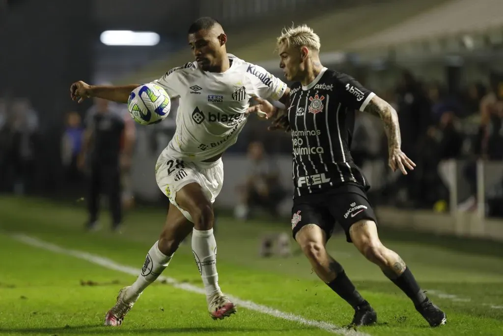 Joaquim marcando Róger Guedes em jogo contra o Corinthians. (Photo by Ricardo Moreira/Getty Images)