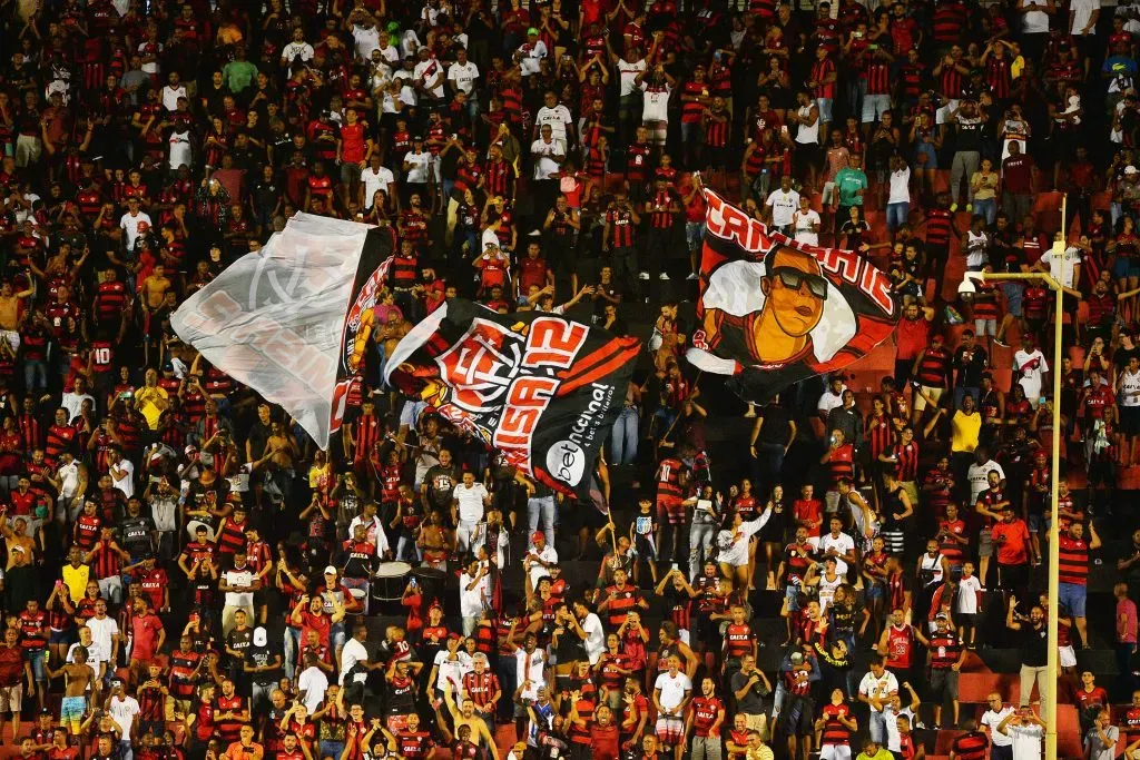 Torcida do Vitória durante partida da Série B – Foto: Walmir Cirne/AGIF