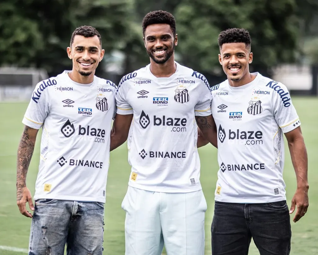 Bruno Mezenga, Gabriel Inocencio e Luan Dias | Coletiva de Imprensa para apresentação dos jogadores Bruno Mezenga, Gabriel Inocencio e Luan Dias no CT Rei Pelé – Foto: Raul Baretta/Flickr Oficial Santos FC.