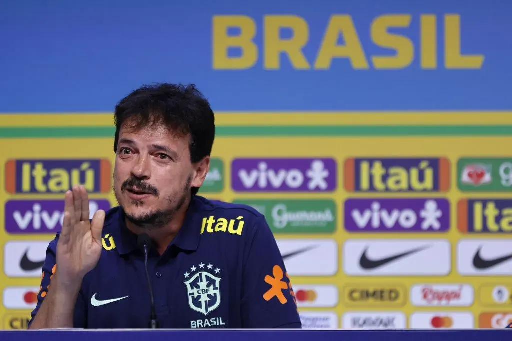 RIO DE JANEIRO, BRASIL – 18 DE AGOSTO: O técnico Fernando Diniz anuncia a convocação para as duas primeiras rodadas das Eliminatórias da Copa do Mundo FIFA 2026, em 18 de agosto de 2023, no Rio de Janeiro, Brasil. (Foto: Wagner Meier/Getty Images)