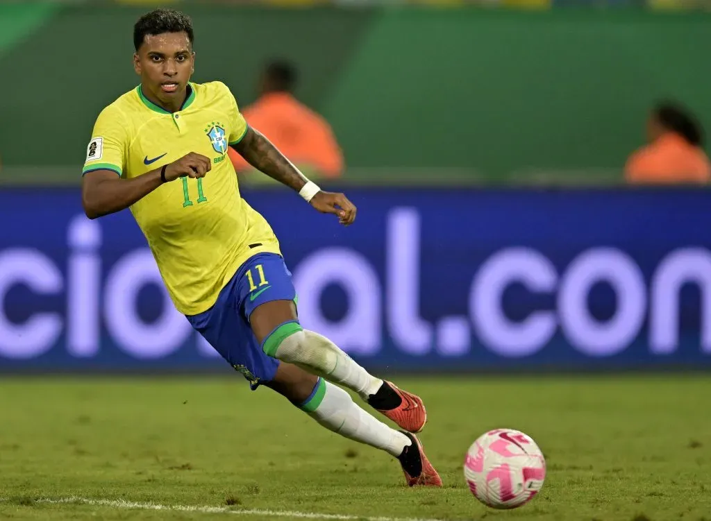 CUIABA, BRASIL – OUTUBRO 12: Rodrygo do Brasil chuta a bola durante uma partida das Eliminatórias da Copa do Mundo FIFA 2026 entre Brasil e Venezuela na Arena Pantanal em 12 de outubro de 2023 em Cuiabá, Brasil. (Foto: Pedro Vilela/Getty Images)