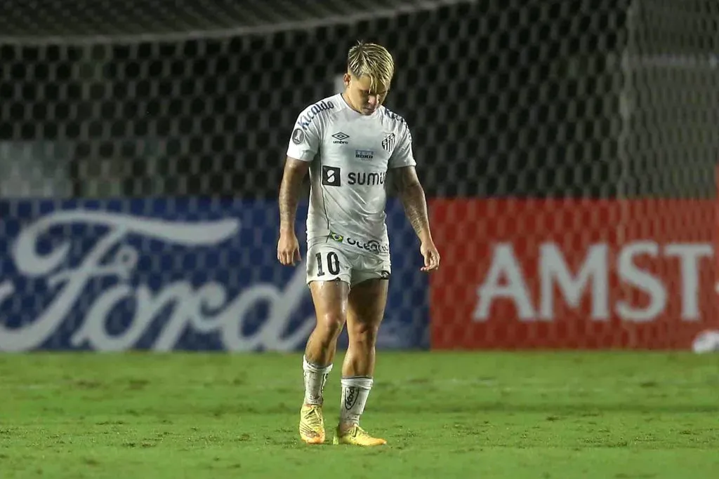 Soteldo pelo Santos contra o Barcelona SC. (Photo by Guilherme Calvo-Pool/Getty Images)