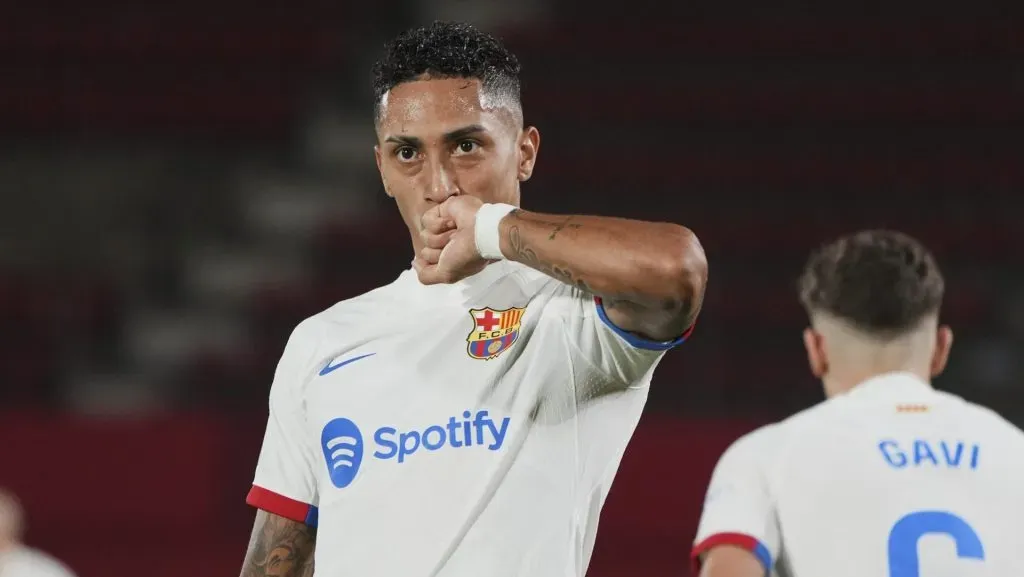 Barcelona quer envolver Raphinha em negociação para fechar com destaque da Seleção Brasileira e Premier League (Photo by Rafa Babot/Getty Images)