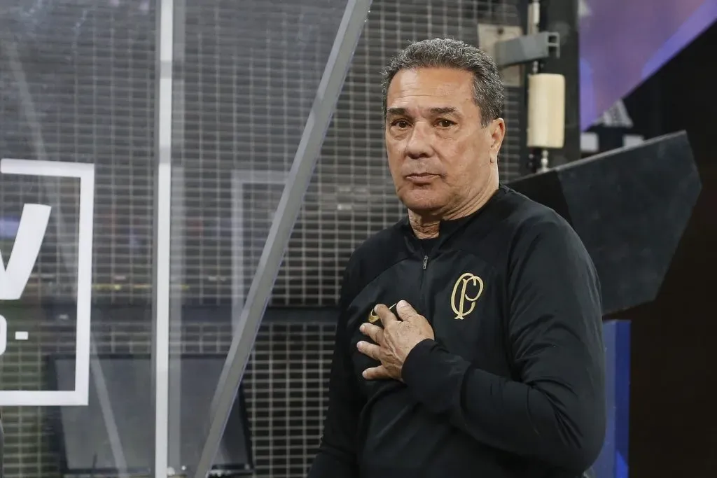 SÃO PAULO, SP (FOLHAPRESS) – 22 DE AGOSTO: Vanderlei Luxemburgo, técnico do Corinthians, aparece no jogo de ida das quartas de final da Copa Conmebol Sul-Americana 2023, entre Corinthians e Estudiantes, na Neo Quimica Arena, em 22 de agosto de 2023, em São Paulo. (Foto: Ricardo Moreira/Getty Images)