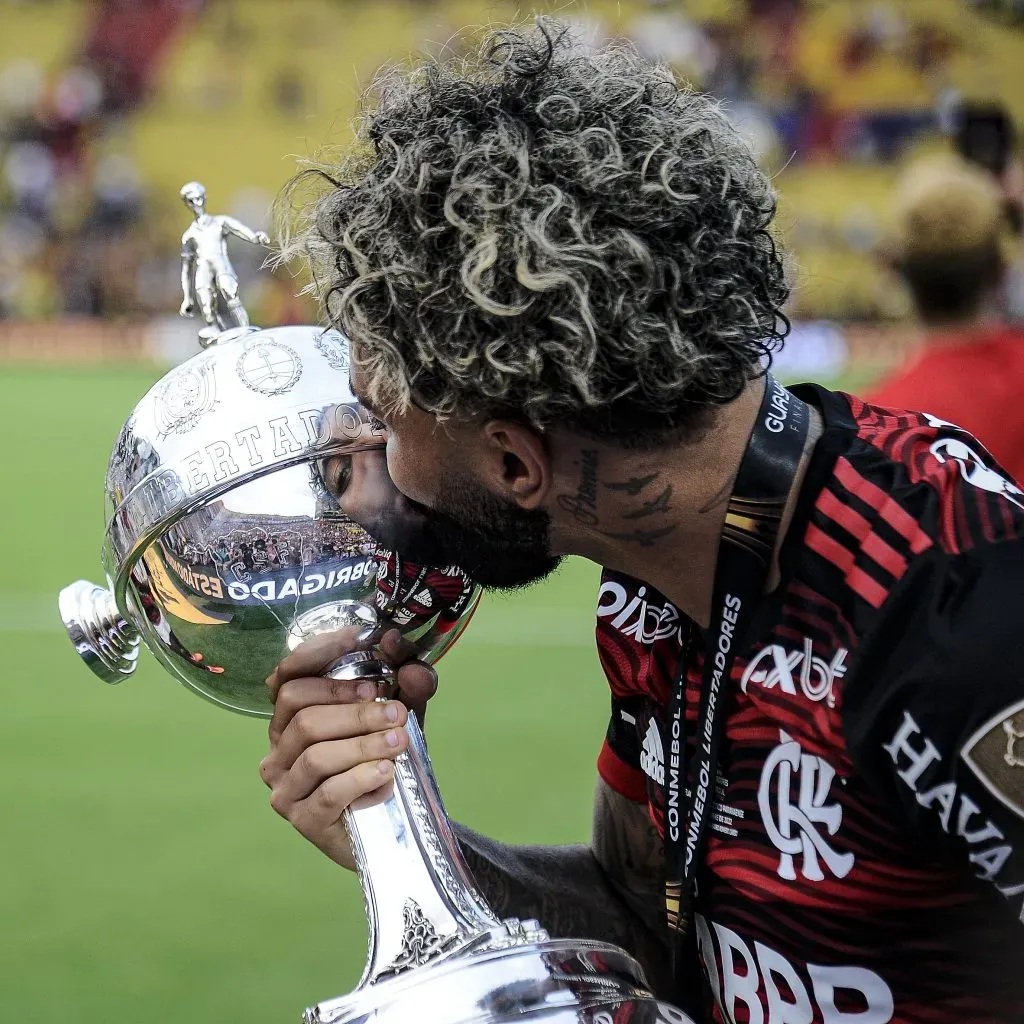 Gabigol com a taça da Libertadores. Foto: Flickr Oficial CR Flamengo/Marcelo Cortes