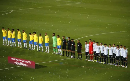 SAN JUAN, ARGENTINA – NOVEMBRO 16: Jogadores do Brasil e da Argentina fazem fila antes da partida entre Argentina e Brasil como parte das Eliminatórias da Copa do Mundo FIFA Qatar 2022 no Estádio San Juan del Bicentenario em 16 de novembro de 2021 em San Juan, Argentina. (Foto: Marcos Brindicci/Getty Images)
